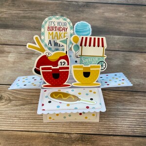 Carte d'anniversaire pop-up avec boîte 3D l Thème du parc d'attractions l Manèges de carnaval l Churros de barbe à papa l Se plie à plat pour l'expédition l Livraison gratuite aux États-Unis