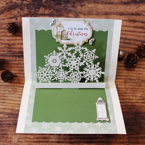 Pop Up Weihnachtskarte l Ich bin zu Hause für Weihnachten l Schneeflocken l Laternen l Geprägt l Grün und Elfenbein l Einzelstück l Leerzeichen