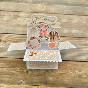 3D Box Pop Up Hochzeitskarte l Süß und Clever l Gerade verheiratet l Rosa/Weiß l Blumen Kleid für den Versand l Falten flach für den Versand, kostenloser US-Versand