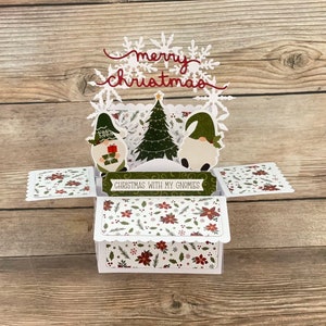 3D Box Pop Up Weihnachtskarte l Zwerg Thema l 2 Zwerge Baum Schneeflocke Bogen l Rot, Weiß, Grün l Falten flach für den Versand l Kostenloser US Versand