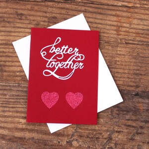 Tarjeta de San Valentín l Mejor juntos l Corazones l Brillo l Rojo y blanco l Única l Única en su tipo l Envío gratuito a EE. UU.