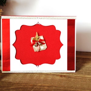 Carte de Noël l Rouge blanc l Cadeau l Paquet l Cloches l Flocons de neige l Intérieur vierge l Livraison gratuite aux États-Unis