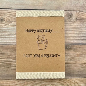 Carte d'anniversaire l Je vous ai offert un cadeau l Chien avec une chaussure l Marron noir l Papier kraft l Ficelle l Intérieur vierge l Livraison gratuite aux États-Unis