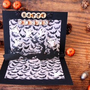 Tarjeta de Halloween emergente l Boo l Calaveras l Murciélagos l Cementerio l Negro Naranja Blanco l Única l Interior en blanco