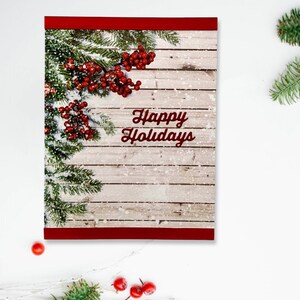 Carte de Noël l Joyeuses Fêtes l Houx scintillant l Pin enneigé l Style campagnard l Ruban de satin rouge l Intérieur vierge l Livraison gratuite aux États-Unis