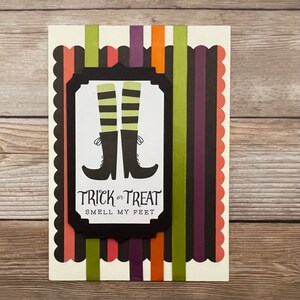 Carte Halloween l Des bonbons ou un sort l Sent mes pieds l Pieds de sorcière l Blanc à l'intérieur l Livraison gratuite aux États-Unis