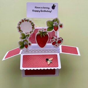 Tarjeta de cumpleaños emergente en caja 3D | Tema de juego de palabras con bayas | Que tengas un feliz cumpleaños con bayas | Fresas y arándanos | Se pliega para enviar por correo