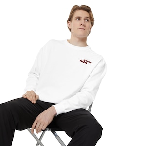 Op de afbeelding: Een witte sweatshirt met lange mouwen met de tekst "Error 404" in het rood op de borst. De sweatshirt is gemaakt van een zacht materiaal, geschikt voor vrijetijdskleding. Een comfortabel kledingstuk.