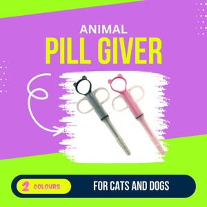 Puede incluir: Dos administradores de pastillas para animales, uno gris y otro rosa, con aberturas en forma de oreja. El texto "ANIMAL PILL GIVER" se muestra encima de los productos. El texto "FOR CATS AND DOGS" est&aacute; debajo.