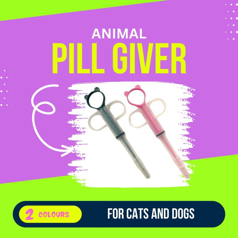 Puede incluir: Dos administradores de pastillas para animales, uno gris y otro rosa, con aberturas en forma de oreja. El texto "ANIMAL PILL GIVER" se muestra encima de los productos. El texto "FOR CATS AND DOGS" est&aacute; debajo.