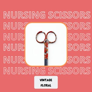 Könnte beinhalten: Vintage Krankenpflegeschere mit floralem Muster in Rot, Orange und Weiß auf den Griffen. Die Schere befindet sich vor einem pfirsichfarbenen Hintergrund mit den sich wiederholenden Worten "NURSING SCISSORS". Der Text "VINTAGE FLORAL" ist ebenfalls vorhanden.