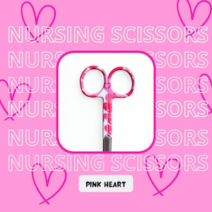 Peut inclure: Ciseaux d'infirmière roses avec un motif de cœur. Les ciseaux ont un fond blanc avec des cœurs roses et rouges. Le texte "PINK HEART" est dans un rectangle blanc. Le fond est rose avec les mots "NURSING SCISSORS" et des formes de cœur.