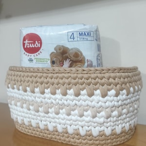 Può includere: Un set di tre tazze in ceramica con finitura opaca e macchiettata. Le tazze sono nei toni del crema, grigio chiaro e grigio scuro. Ogni tazza ha un design semplice e minimalista.