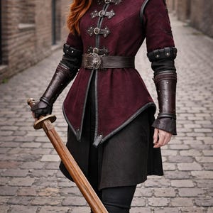 Gambesón medieval acolchado con ribete de cuero marrón: disfraz vikingo para regalo de Pascua.