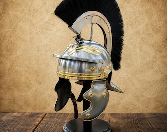 Antiker griechisch-römischer Helm mit schwarzer Feder