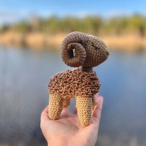 Gehäkelter Widder | Landhausdeko | Handgefertigte Schaffigur