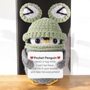 Peluche pingouin à énergie positive faite main avec chapeau de grenouille au crochet avec carte inspirante Décoration de chambre mignonne Cadeau inspirant Cadeau de fête