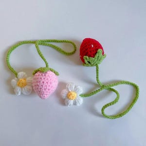 Niedliches gehäkeltes Erdbeerauto-Anhänger – handgemachtes rosa Rückspiegel-Dekor – Taschenanhänger – Kawaii Geschenk für Mädchen & Frauen