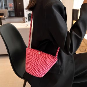 Handgefertigte kleine Stroh Crossbody Tasche - geflochtene Sommer Umhängetasche für Frauen, Mode Strand Geldbörse, tägliche Telefon Messenger Tasche