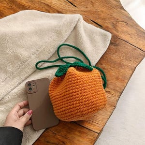 Orange Obstförmige gehäkelte Kordelzugtasche - Niedliche gestrickte Crossbody-Geldbeutel für Damen und Mädchen, handgefertigter Garnbeutel, lässige Alltagstasche