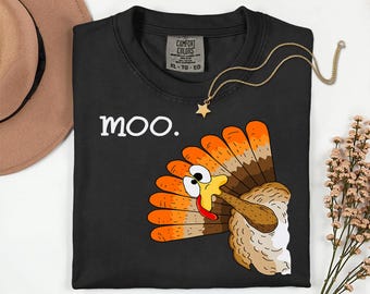 Moo Turkeyシャツ、面白い感謝祭の快適カラーTシャツ、かわいい七面鳥のグラフィックシャツ、秋のユーモアシャツ、感謝祭の牛のジョークTシャツ、七面鳥の日のギフト