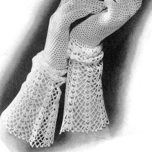 Puede incluir: Un par de guantes de ganchillo blancos con un delicado patrón de encaje.