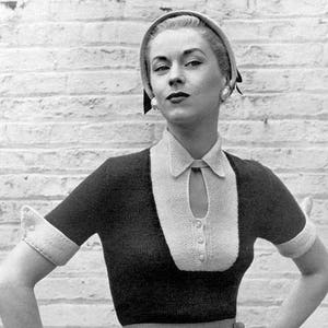 Peut inclure: Une photo en noir et blanc d'une femme portant un pull en tricot avec un décolleté en forme de trou de serrure et un col blanc. Le pull a une bordure blanche contrastante sur les manches et le col. La femme porte un bandeau et a les cheveux tirés en arrière.