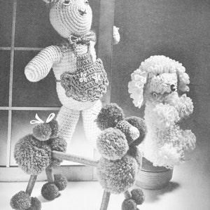 Op de afbeelding: Drie gehaakte knuffels: een konijn met een schortje, een poedel met een strik en een pluche witte poedel.