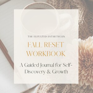 以下が含まれることがあります： 「Fall Reset Workbook」というタイトルのワークブックと「A Guided Journal for Self-Discovery & Growth」というテキストが特徴の、ニュートラルな色調の画像。カップ、ノート、花も写っています。