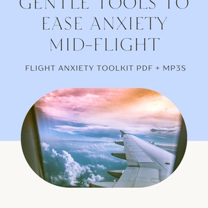 Puede incluir: Imagen con texto: "FLY CALMER: GENTLE TOOLS TO EASE ANXIETY MID-FLIGHT." Vista desde la ventana de un avión que muestra un ala y un cielo colorido. El texto también menciona un "FLIGHT ANXIETY TOOLKIT PDF + MP3S."