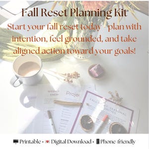 以下が含まれることがあります： 「Fall Reset Planning Kit」のテキストが入った秋をテーマにしたプランニングキット。コーヒーマグ、ドライフルーツ、ペン、印刷されたプランニングシートが写っています。テキストは、意図を持って計画し、行動することを促しています。