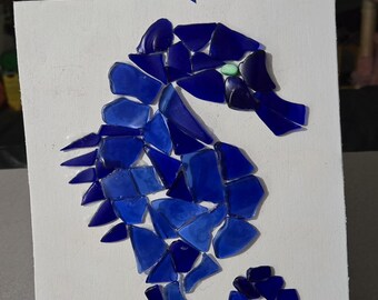 Seepferdchen aus blauem Glas, auf weißer Platte getrommelt. Sehr gutes Geschenk für Mama