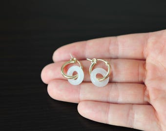 Orecchini A Cerchio Lucky Brand In Giada Verde Con Zirconi – Placcati Oro, Clip-on, Portafortuna