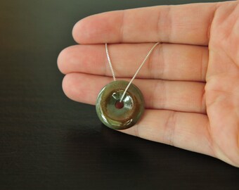 Collana con ciondolo a forma di ciambella portafortuna Collana con ciondolo a forma di ciambella portafortuna