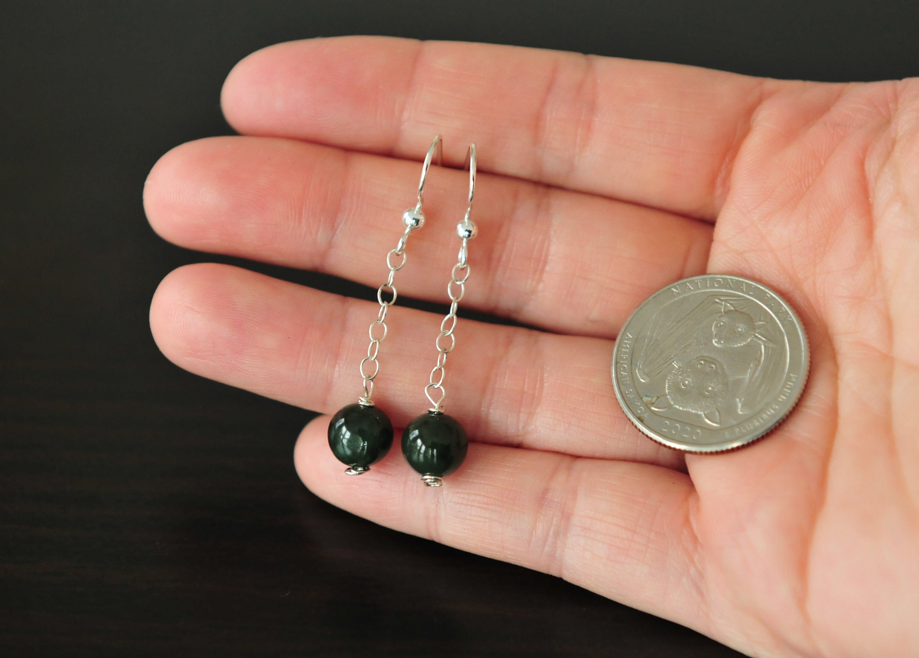 Un Paio Di Orecchini In Argento Con Chiusura A Vite In Acciaio Un Paio Di Orecchini In Argento Con Chiusura A Vite In Acciaio