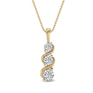 Puede incluir: Un collar con colgante de oro con tres piedras preciosas redondas y brillantes engastadas en un diseño curvo y fluido. El colgante cuelga de una delicada cadena de oro, una joya elegante.