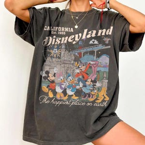 Klassisk Disneyland-tröja i Kalifornien, retro-tröja med Mickey Minnie och Donald som fånig Pluto, topp med den lyckligaste platsen på jorden, souvenirtröja för Disney-resor
