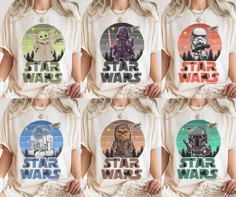 Pode incluir: T-shirts creme com personagens de Star Wars como Baby Yoda, Darth Vader e um Stormtrooper. Cada design inclui um gr&aacute;fico circular com o personagem, uma cena de floresta e as palavras "STAR WARS" em negrito.