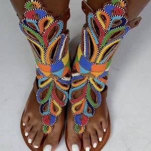 Sandálias africanas feitas à mão com miçangas/Chinelos de couro autênticos estilo Maasai para mulheres/Sandálias de praia Boho/Sandálias de verão confortáveis, presentes africanos.