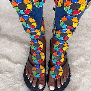 Sandálias africanas feitas à mão com miçangas/Chinelos de couro autênticos estilo Maasai para mulheres/Sandálias de praia Boho/Sandálias de verão confortáveis, presentes africanos.