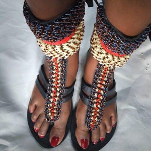 Sandálias africanas feitas à mão com miçangas/Chinelos de couro autênticos estilo Maasai para mulheres/Sandálias de praia Boho/Sandálias de verão confortáveis, presentes africanos.