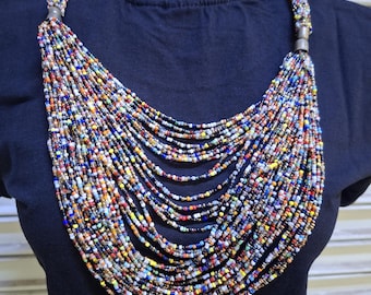 Gargantilla africana de cuentas hecha a mano / Collar tribal masái