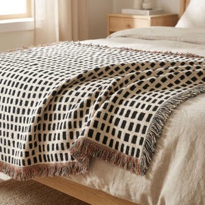 Crème en zwart geweven plaid, katoenen bankdeken, neutrale moderne bedsprei, minimalistische Scandinavische decoratie