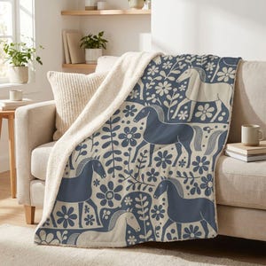 Skandinavische Dala-Pferde-Sherpa-Decke, nordische Volkskunst-Überwurfdecke, blau-beige Fleecedecke mit Blumenmuster, gemütliche Hüttendekoration