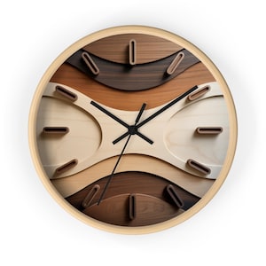 Peut inclure: Une horloge murale ronde en bois avec un design en couches. Le cadran de l'horloge présente des bandes alternées de tons de bois clairs et foncés, avec des aiguilles noires et des marqueurs d'heures rectangulaires bruns. L'horloge a un cadre en bois naturel.