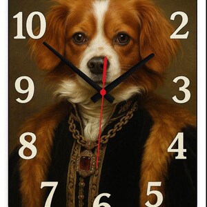 Puede incluir: Reloj de pared decorativo con un retrato de perro. El perro tiene pelaje marrón y blanco y lleva un abrigo negro con detalles dorados y una cadena. La esfera del reloj tiene números blancos sobre un fondo oscuro, con manecillas negras y un segundero rojo.