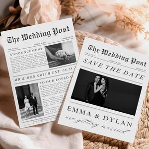 Pode incluir: Dois cartões de anúncio de casamento projetados para se parecerem com páginas de jornal. O título "The Wedding Post" está no topo. Um cartão diz "Anúncio" e o outro "Salve a data". Ambos os cartões apresentam fotos e texto em preto e branco.