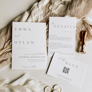 Op de afbeelding: Stijlvolle trouwuitnodigingssuite met minimalistisch design. Bevat uitnodiging, detailkaart en RSVP-kaart met QR-code. De kaarten zijn wit met zwarte tekst, vergezeld van decoratieve waszegels en een gouden lakstempel.