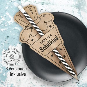 Può includere: Un cono scolastico in carta kraft con il testo tedesco "ENDLICH Schulkid" e due matite a righe bianche e nere. Il cono è decorato con stelle e un fiocco. Sono visibili anche un piatto nero e un logo "DOWNLOAD PRINTABLE".