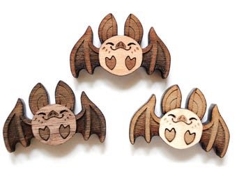 Mini Bat wooden pin / magnet